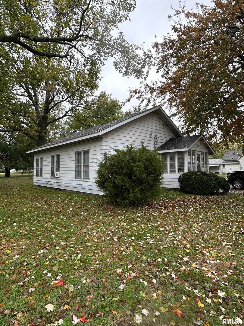 25 S WALNUT Street — Tamaroa, IL 62888