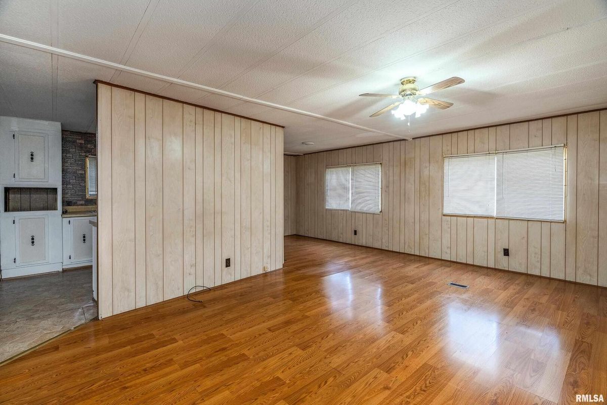 208 W PENNSYLVANIA Avenue, Pittsburg, IL 62974