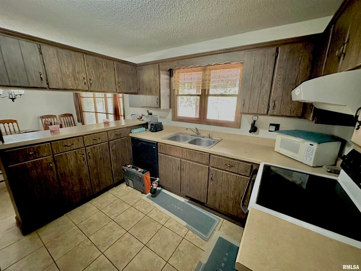 718 Karbers Ridge Road, Elizabethtown, IL 62931