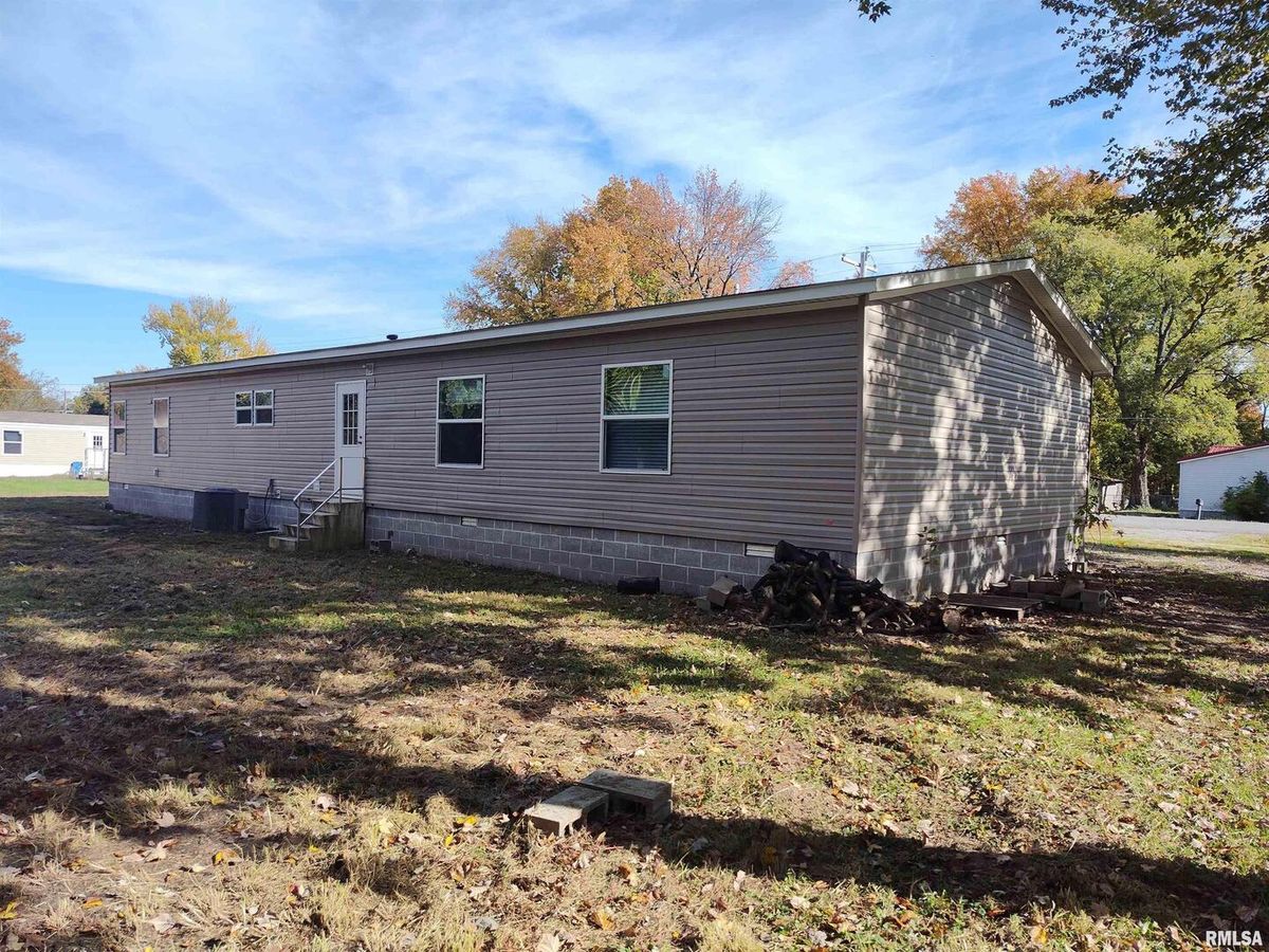 1207 SW 6TH Street, Fairfield, IL 62837
