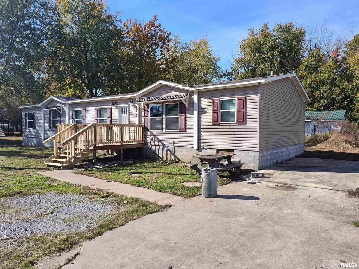 1207 SW 6TH Street, Fairfield, IL 62837
