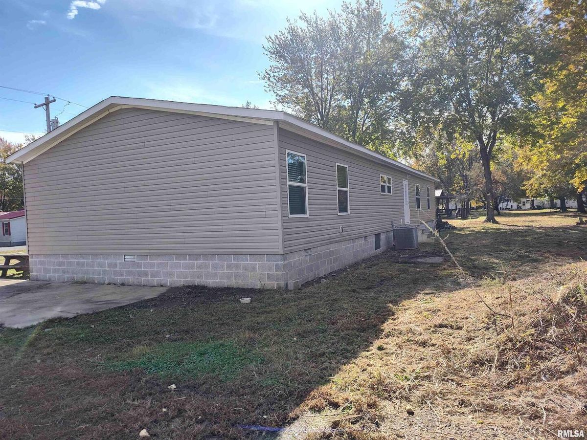 1207 SW 6TH Street, Fairfield, IL 62837