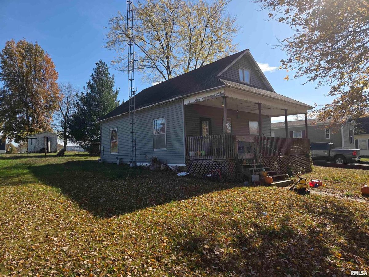 205 2ND Street, Dahlgren, IL 62812
