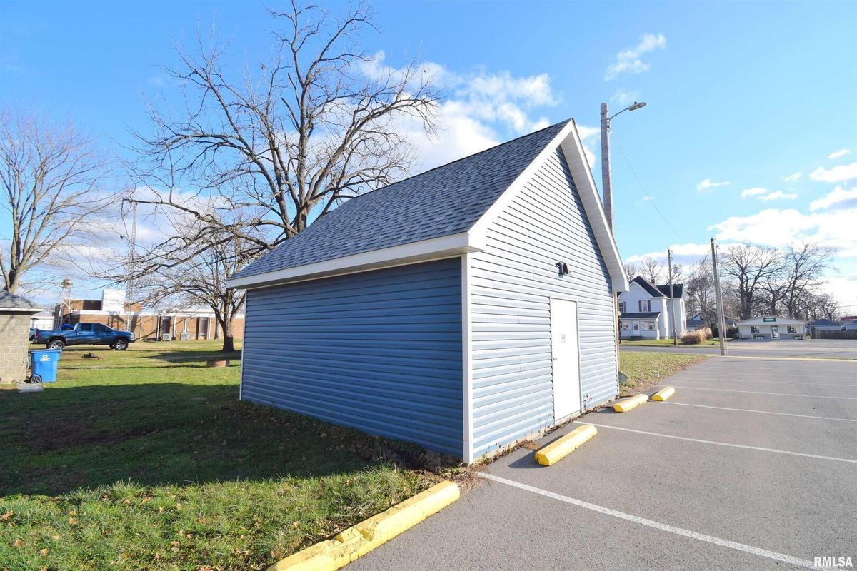 102 N PARK Street, Sesser, IL 62884