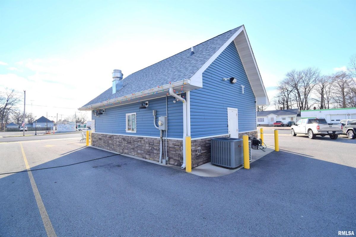 102 N PARK Street, Sesser, IL 62884