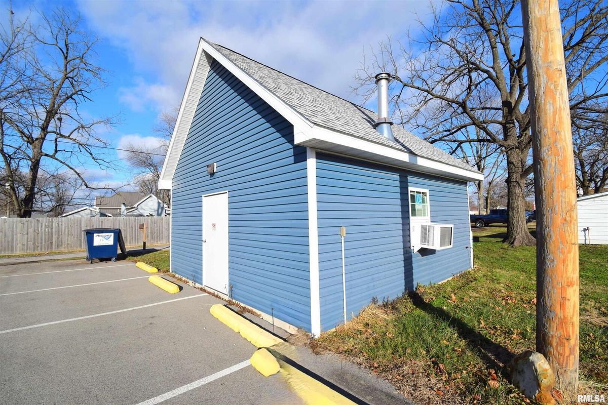 102 N PARK Street, Sesser, IL 62884