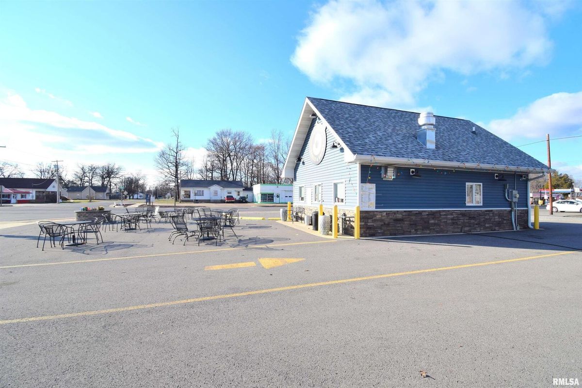 102 N PARK Street, Sesser, IL 62884