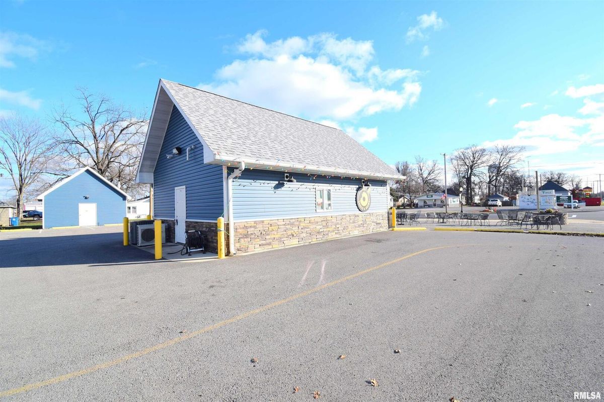 102 N PARK Street, Sesser, IL 62884