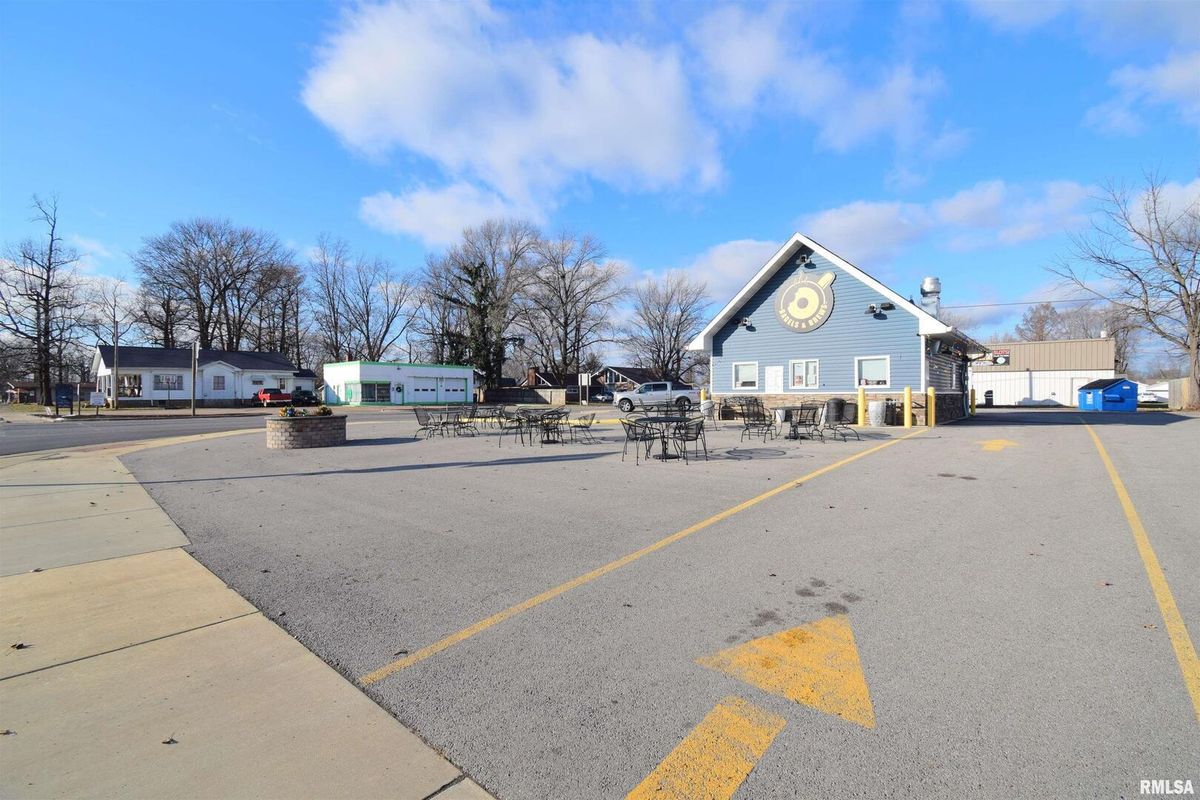 102 N PARK Street, Sesser, IL 62884