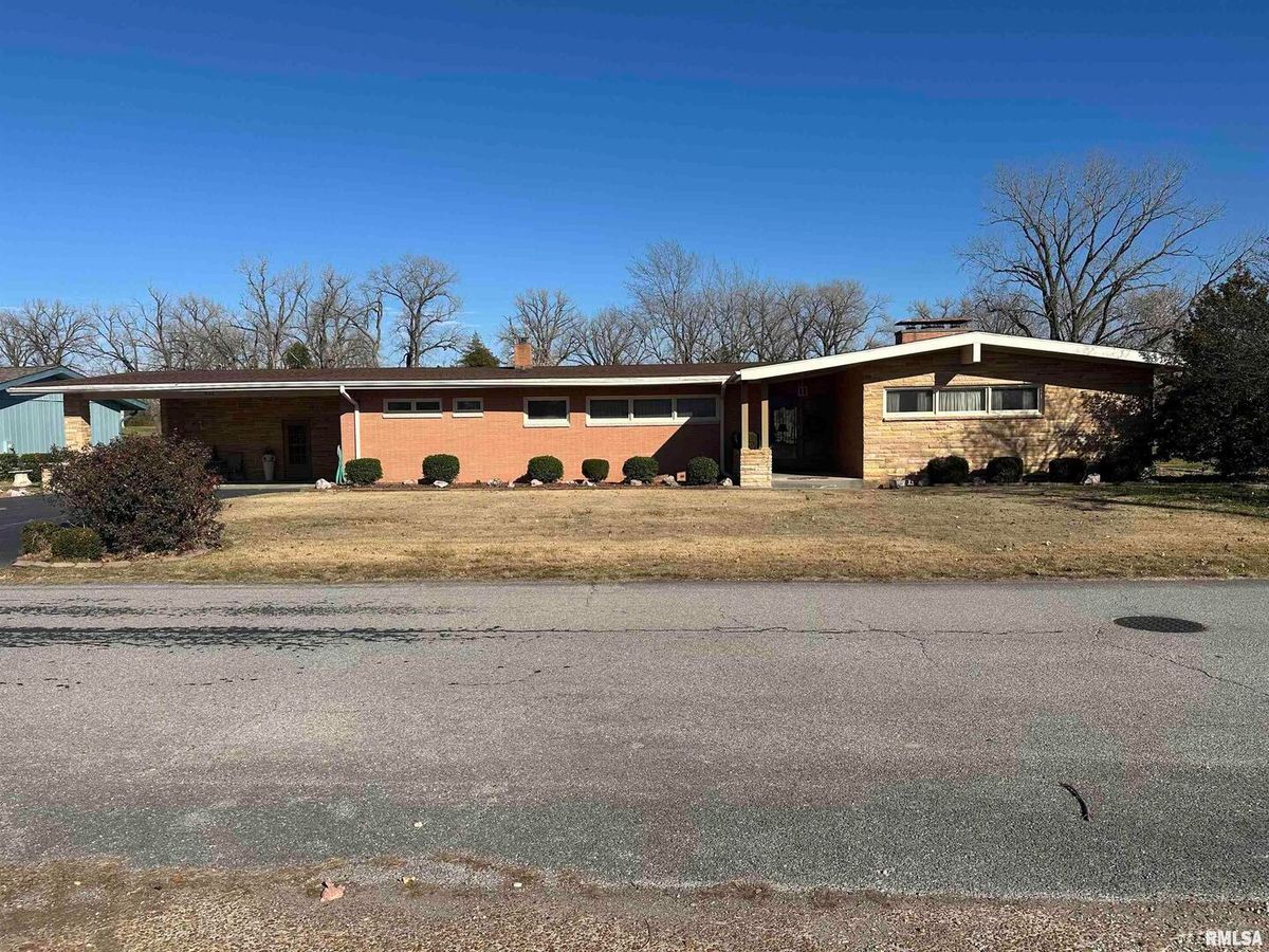 944 LAKE Drive, Duquoin, IL 62832