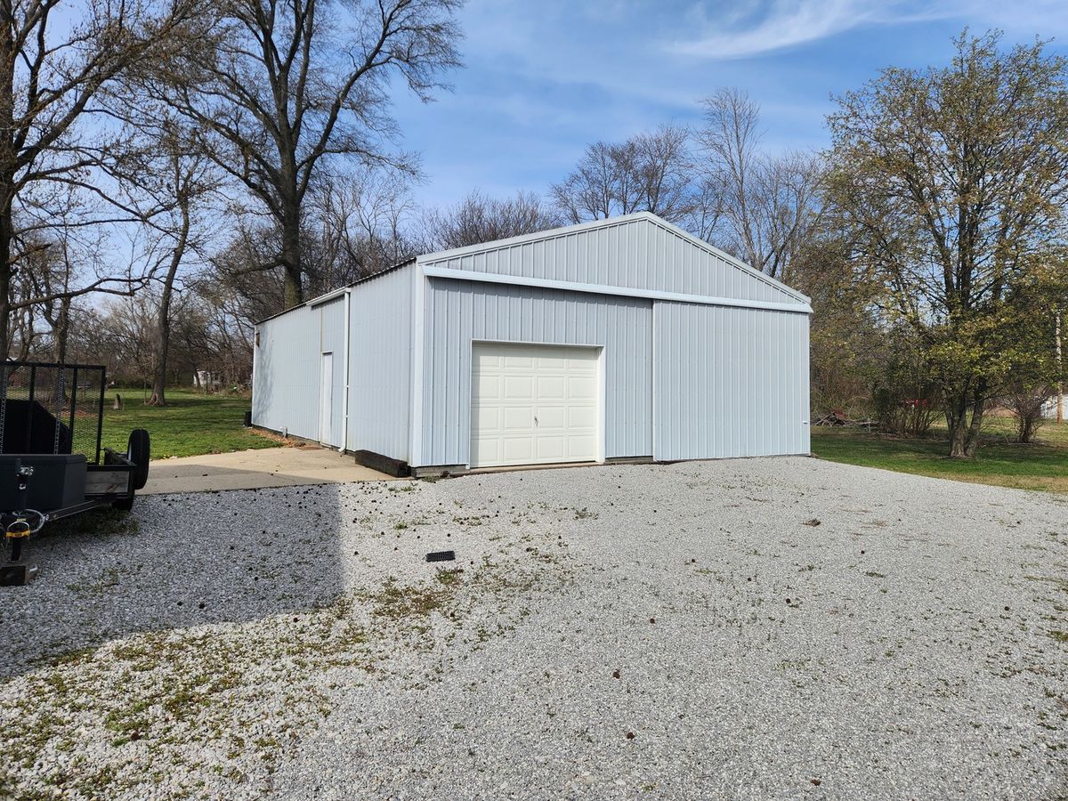 15766 E Tilton Road, Ina, IL 62846