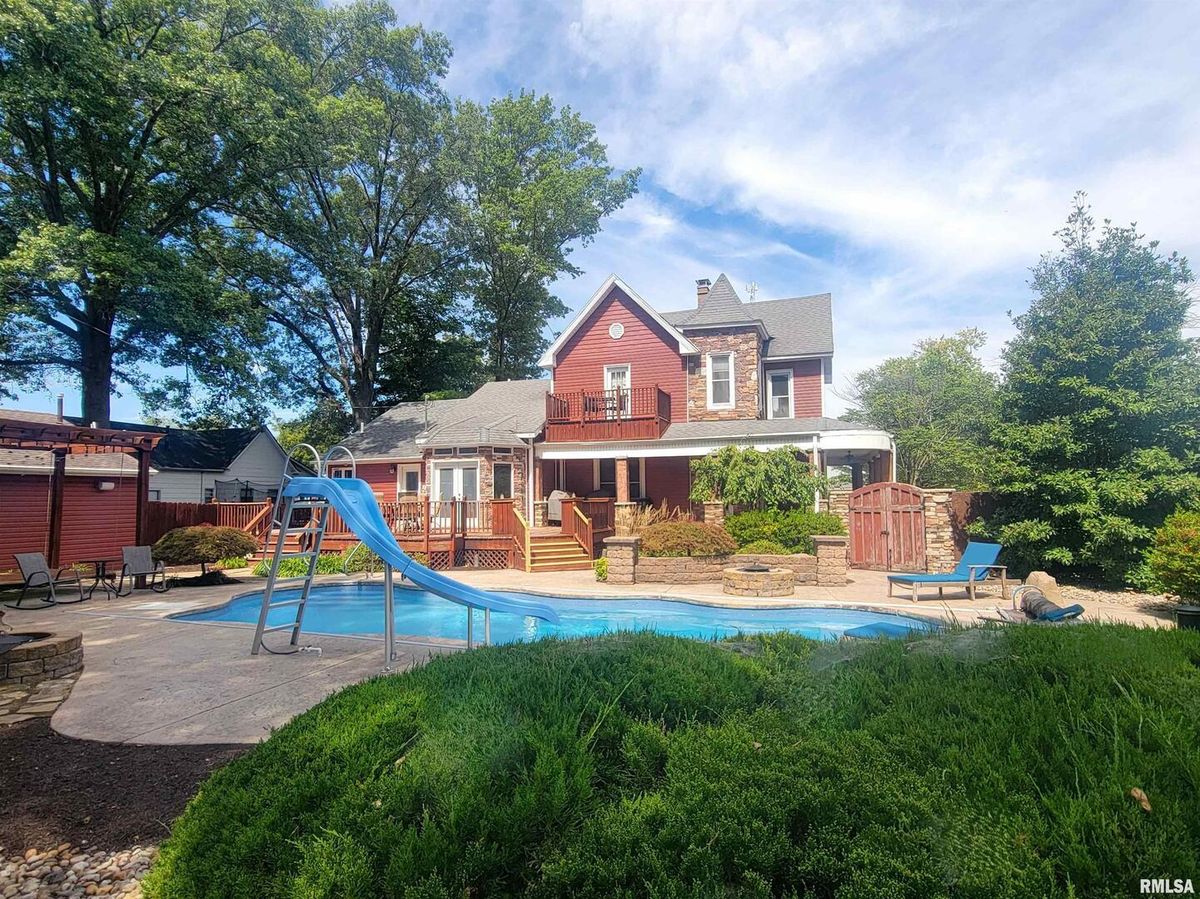 521 N LOCUST Street, Flora, IL 62839