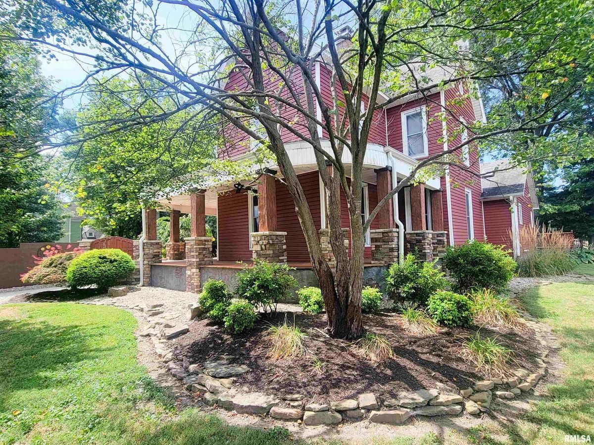 521 N LOCUST Street, Flora, IL 62839