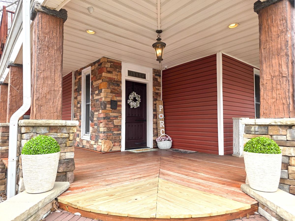 521 N LOCUST Street, Flora, IL 62839