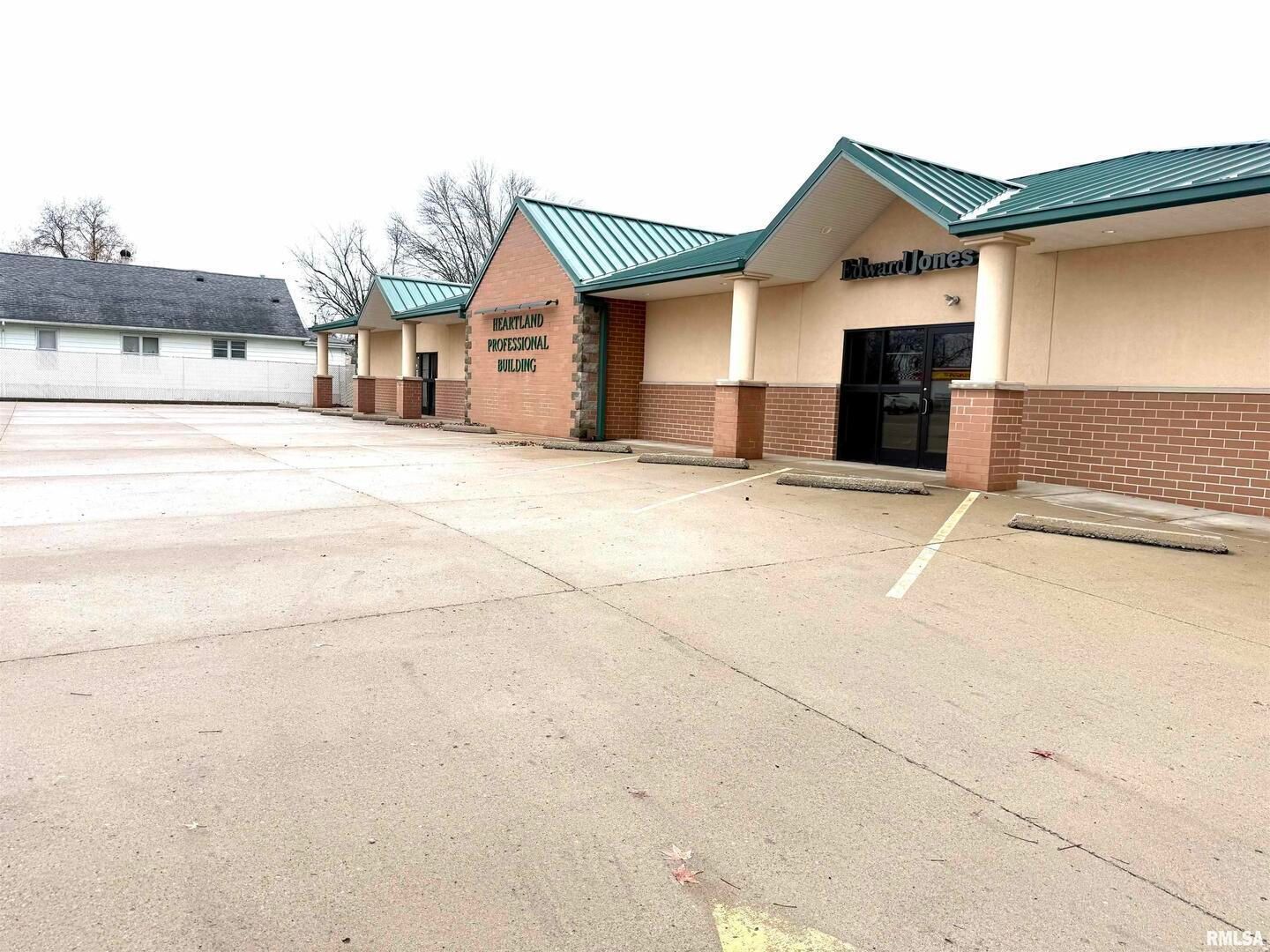 215C N LOGAN Street — West Frankfort, IL 62896