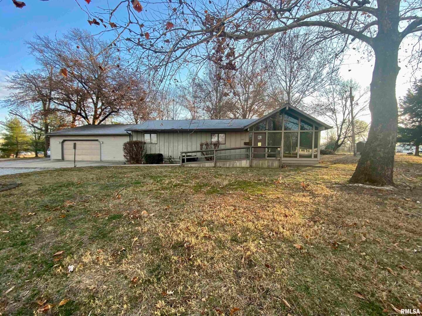 205 N DAVIS Avenue — Centralia, IL 62801