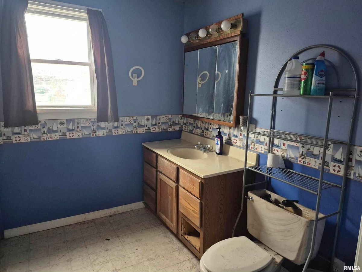117 N MONROE Street, Golconda, IL 62938