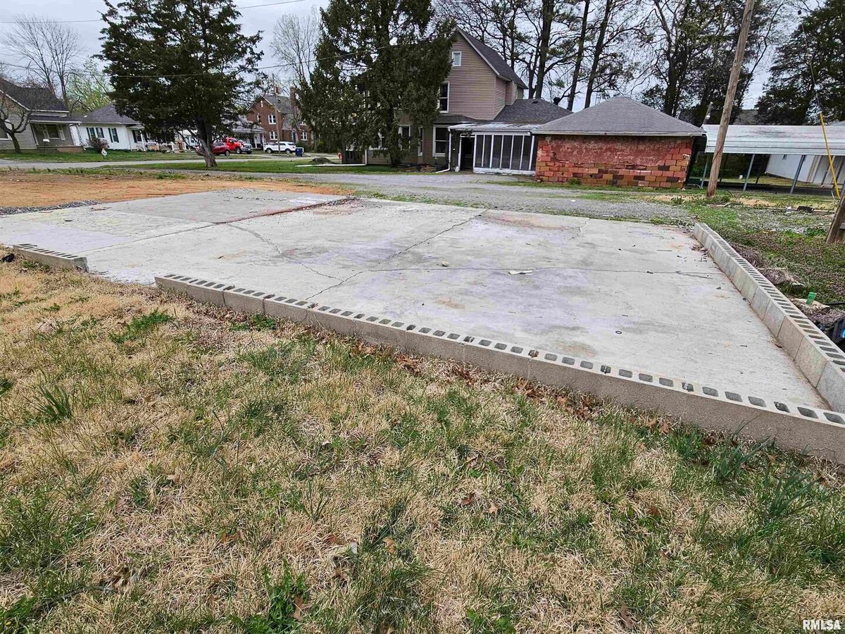 618 MCKINLEY Street, Harrisburg, IL 62946