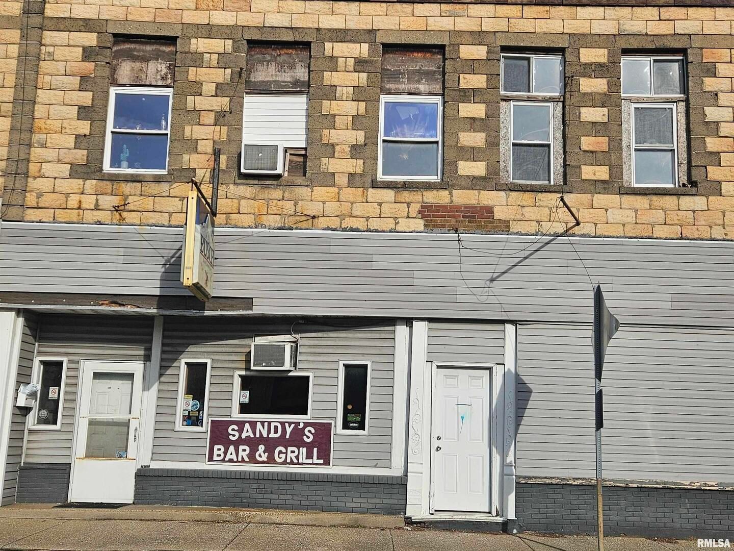 109 E MAIN Street — Benton, IL 62812