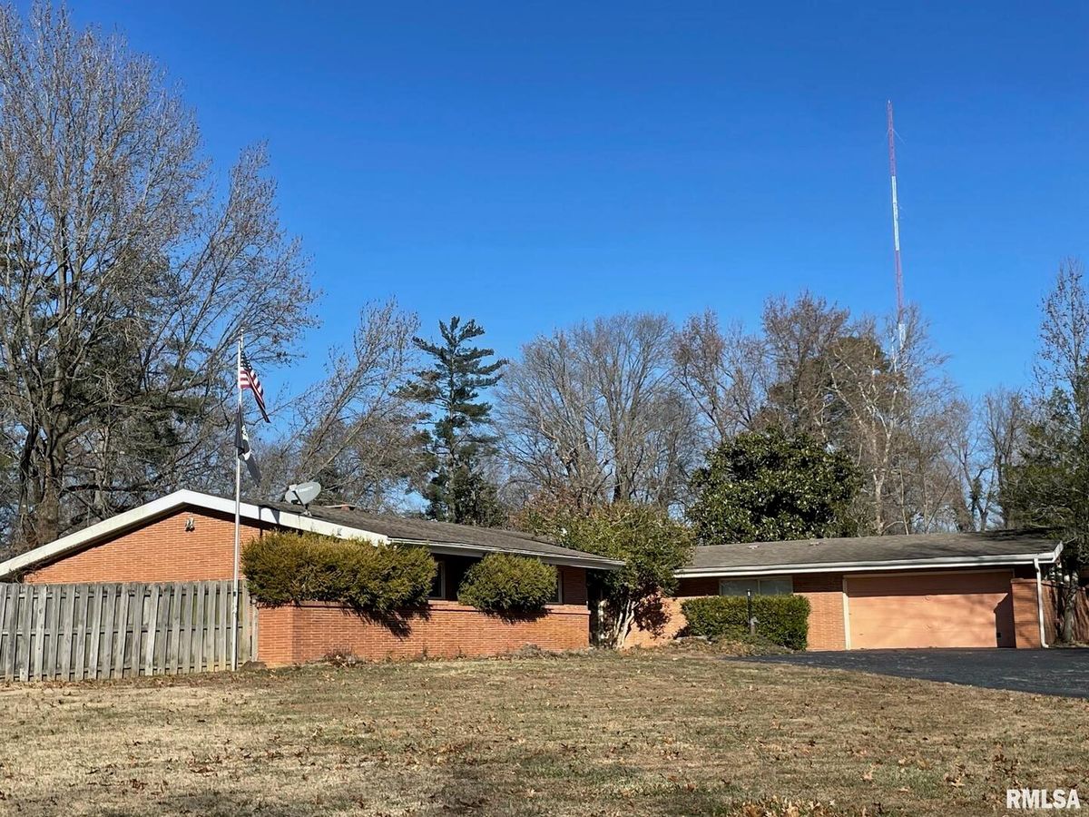 7 PINEWOOD Drive, Carbondale, IL 62901