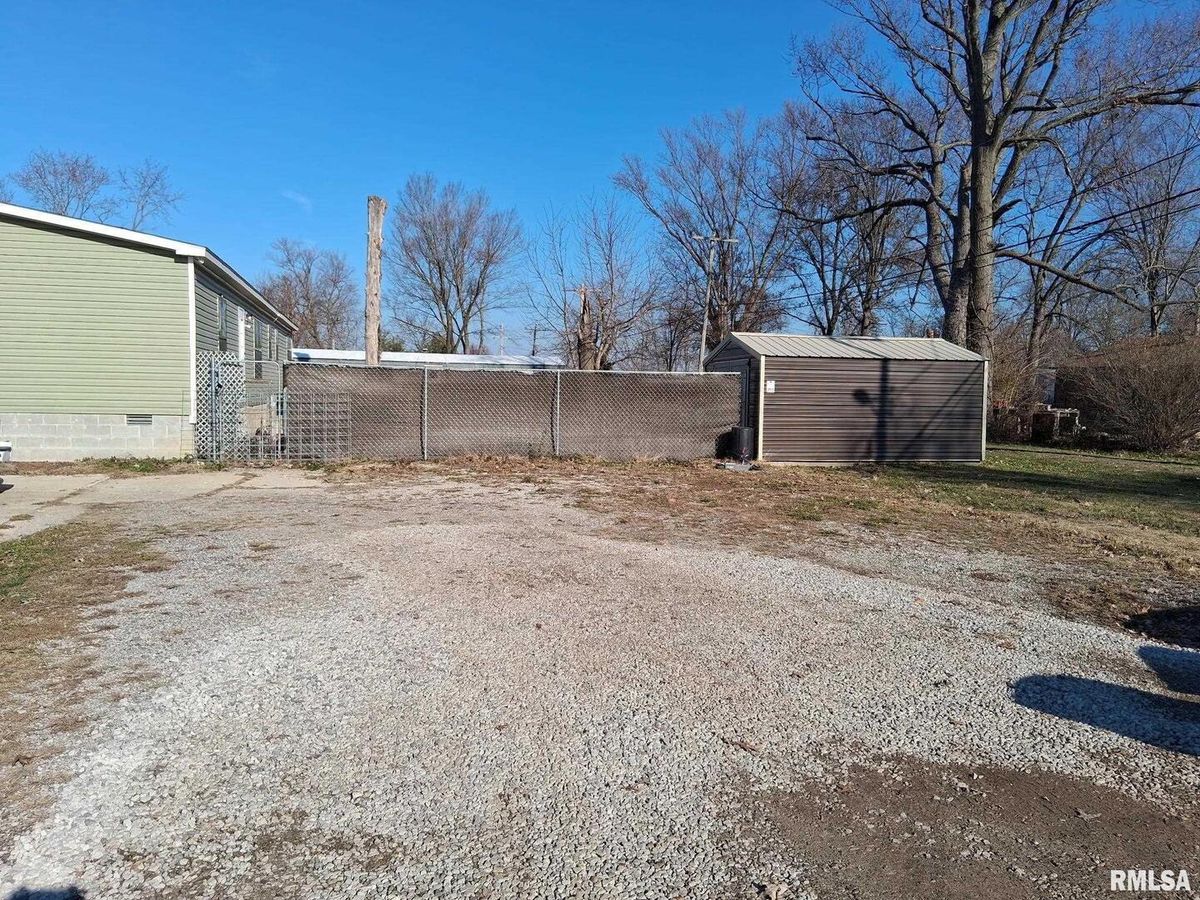 1300 JACKSON Avenue, Sandoval, IL 62882