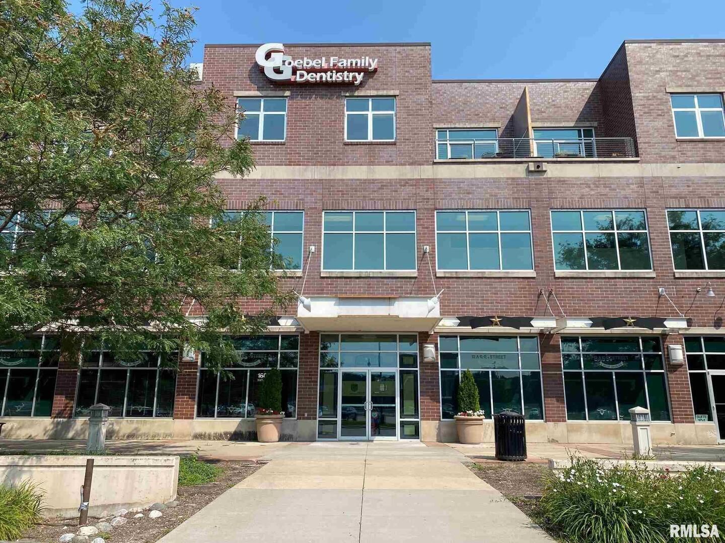 1601 RIVER Drive #100 — Moline, IL 61265