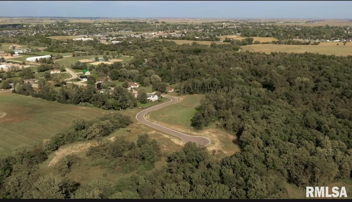 305 SILVER CREEK Road, Dewitt, IA 52742