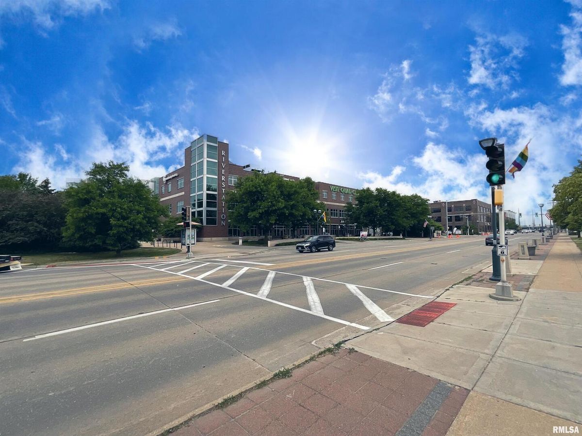 1601 RIVER Drive, Moline, IL 61265