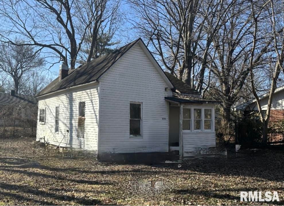 909 W SYCAMORE Street — Carbondale, IL 62901