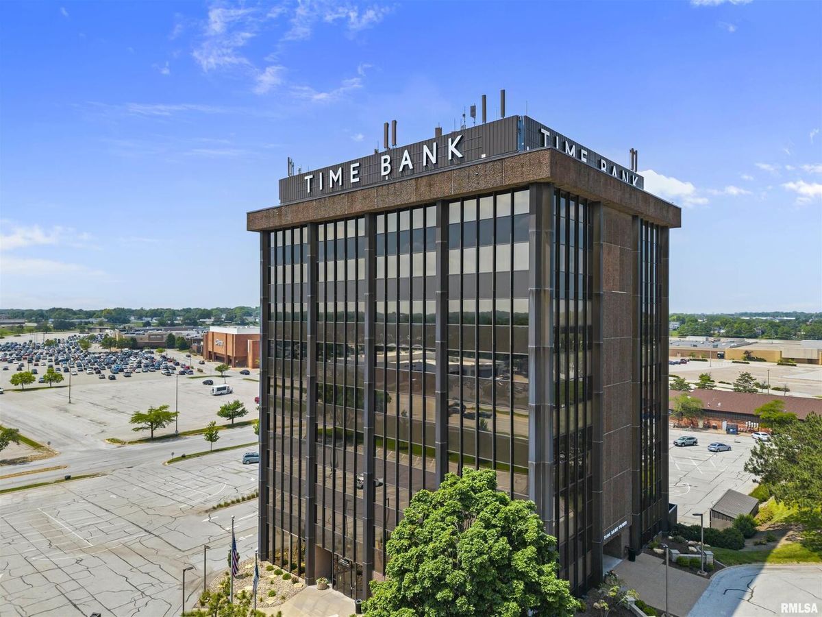 100 KIMBERLY Road, Davenport, IA 52806