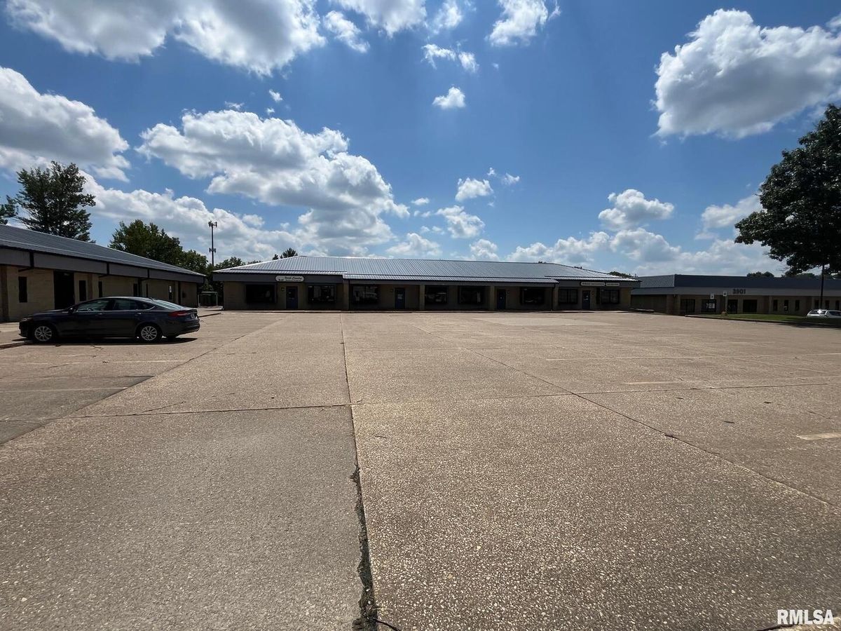 3823 LOCUST Street, Davenport, IA 52804