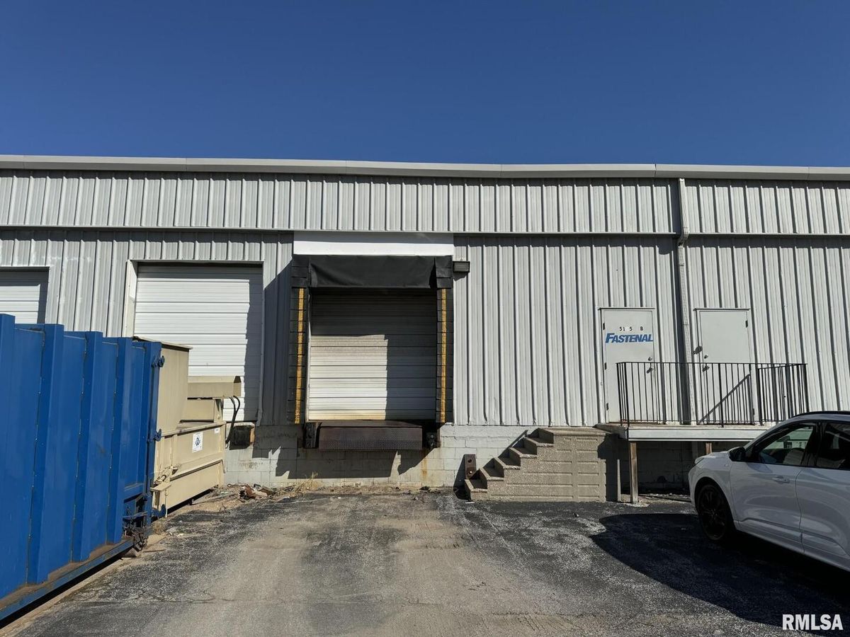 5105A TREMONT Avenue, Davenport, IA 52807