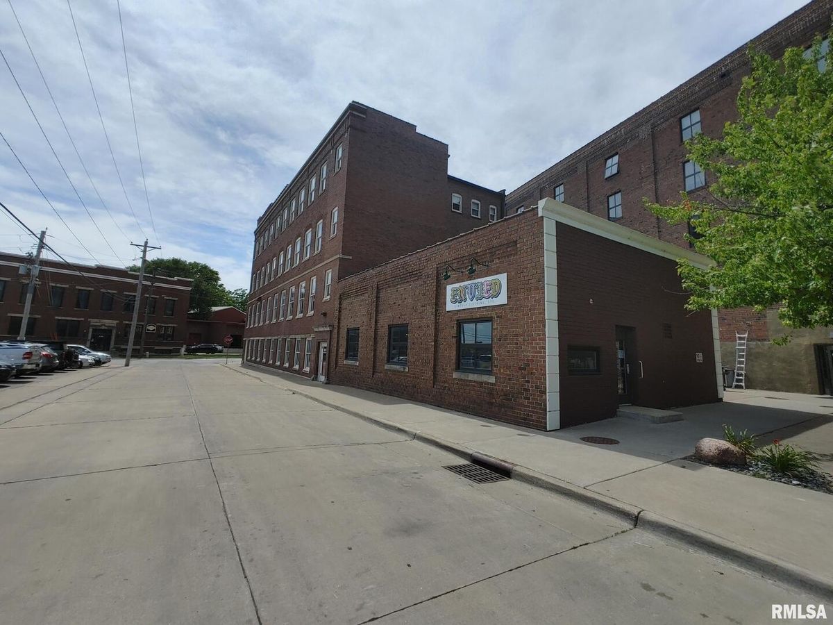 800 ISABEL BLOOM Way, Davenport, IA 52803