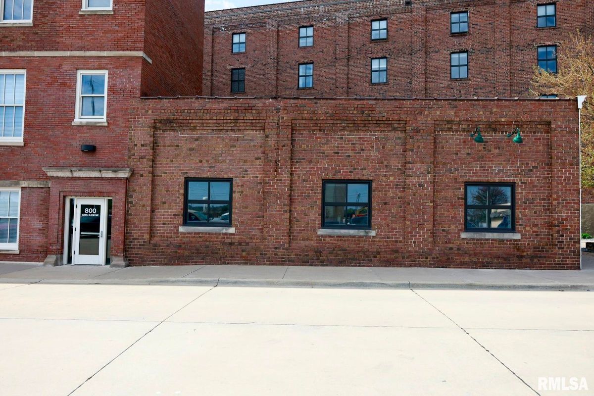 800 ISABEL BLOOM Way, Davenport, IA 52803