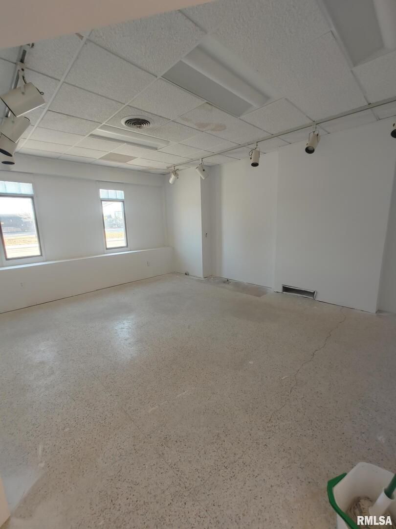 814 E RIVER Drive — Davenport, IA 52803