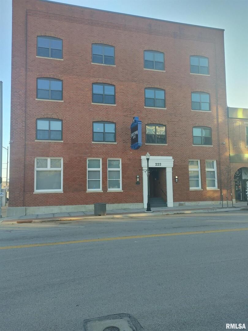 225 E 2ND Street #103 — Davenport, IA 52801