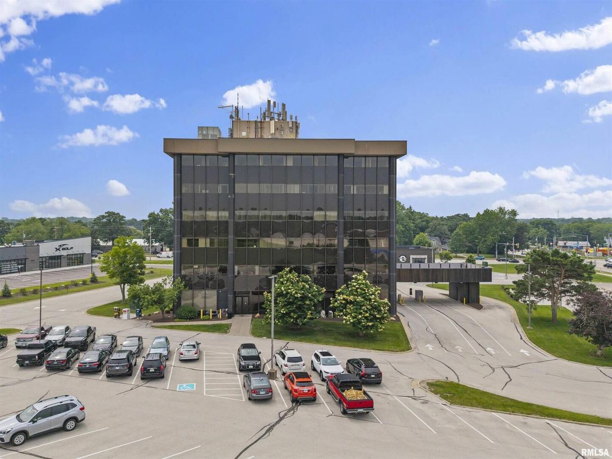 2550 MIDDLE Road, Bettendorf, IA 52722