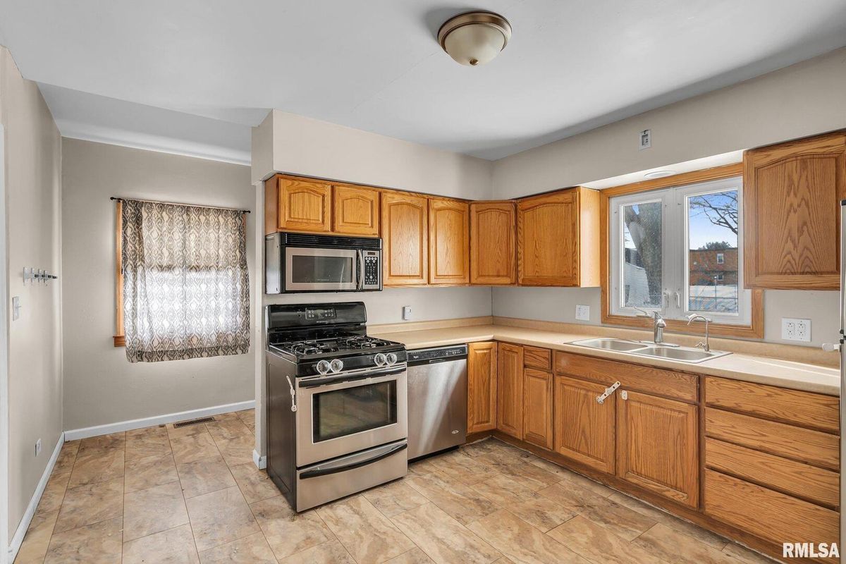 217 N 5TH Avenue, New Windsor, IL 61465