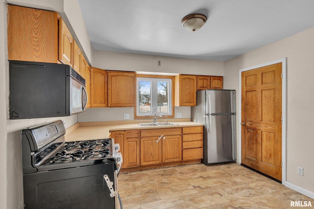 217 N 5TH Avenue, New Windsor, IL 61465