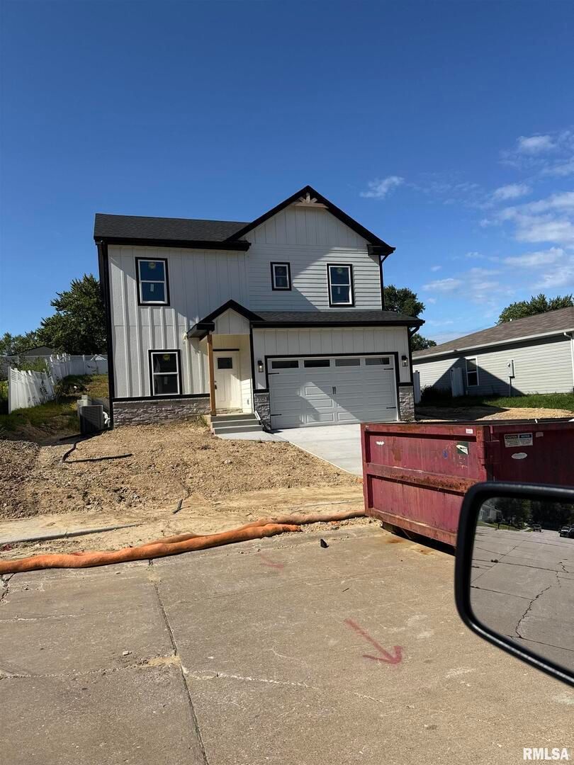 3325 COVINGTON Drive, Davenport, IA 52806