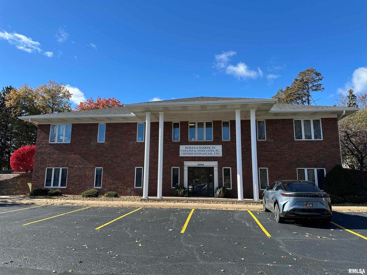 2444 KIMBERLY Road, Davenport, IA 52807