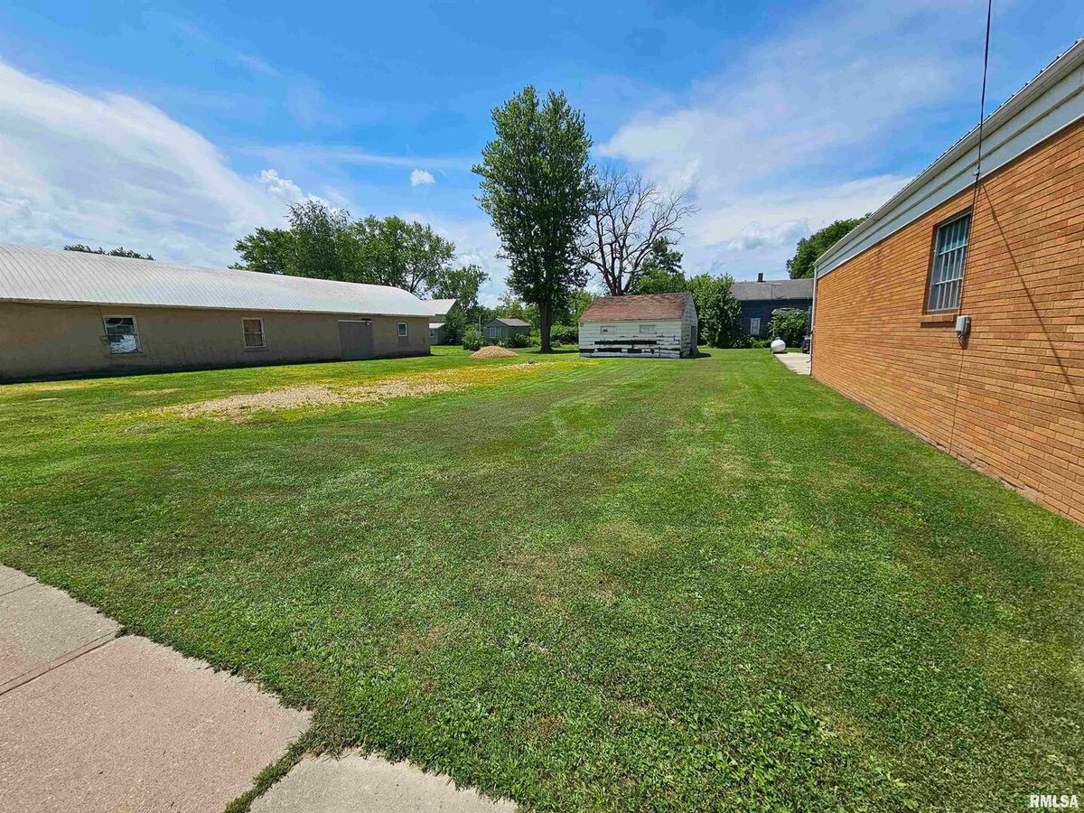 123 BROADWAY Street, Charlotte, IA 52731