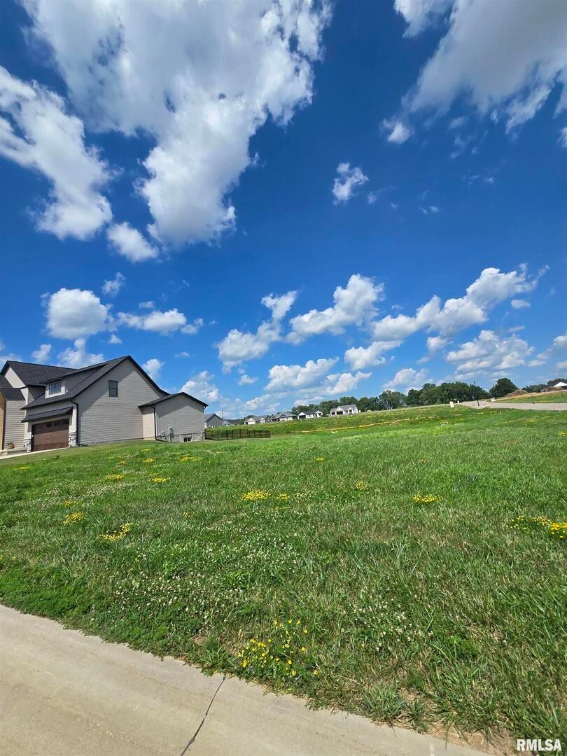 6107 Belle Ct Court — Davenport, IA 52807