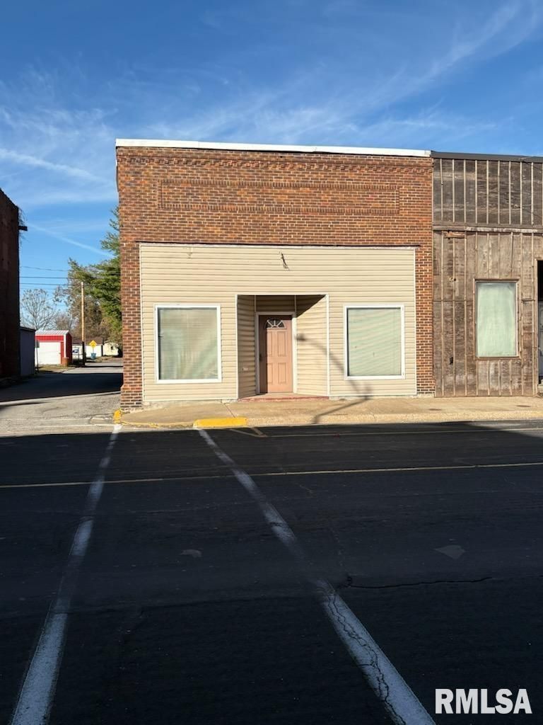 110 W MARKET Street, Christopher, IL 62822