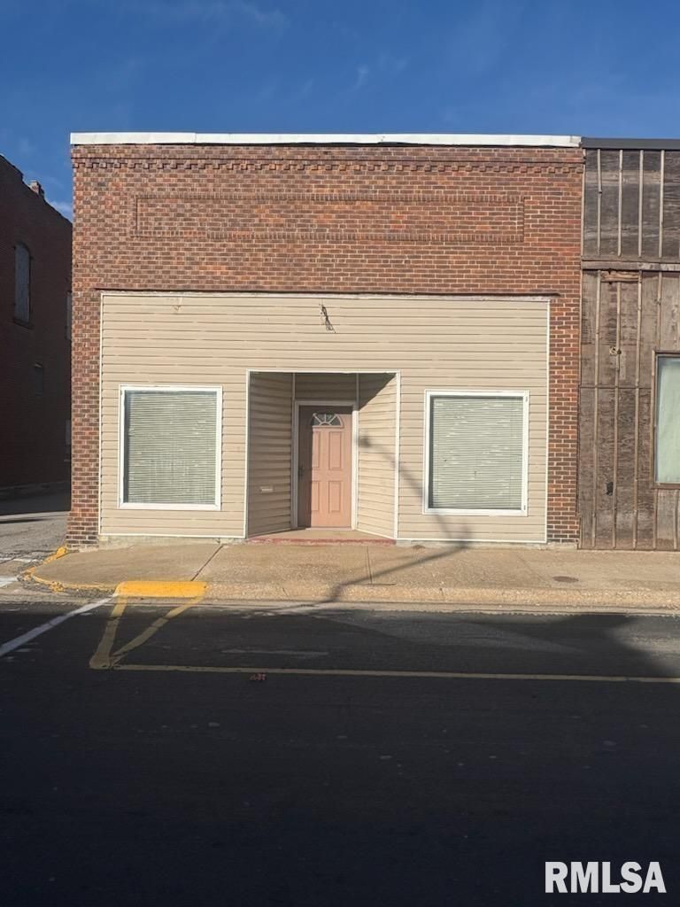 110 W MARKET Street — Christopher, IL 62822