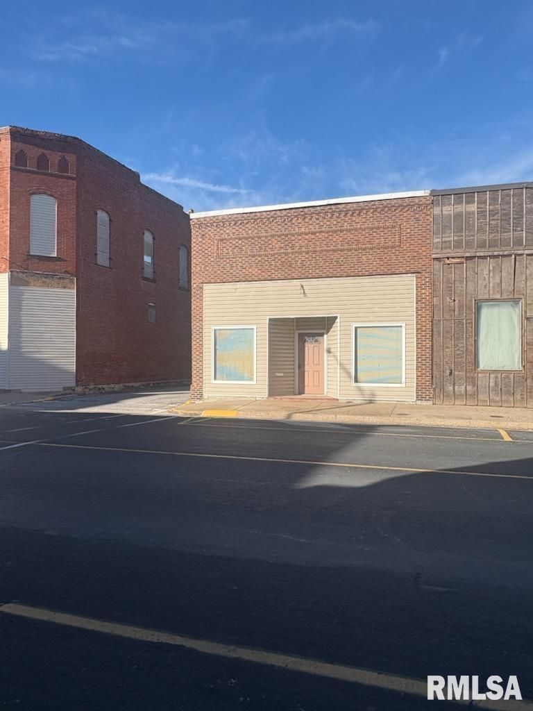 110 W MARKET Street, Christopher, IL 62822