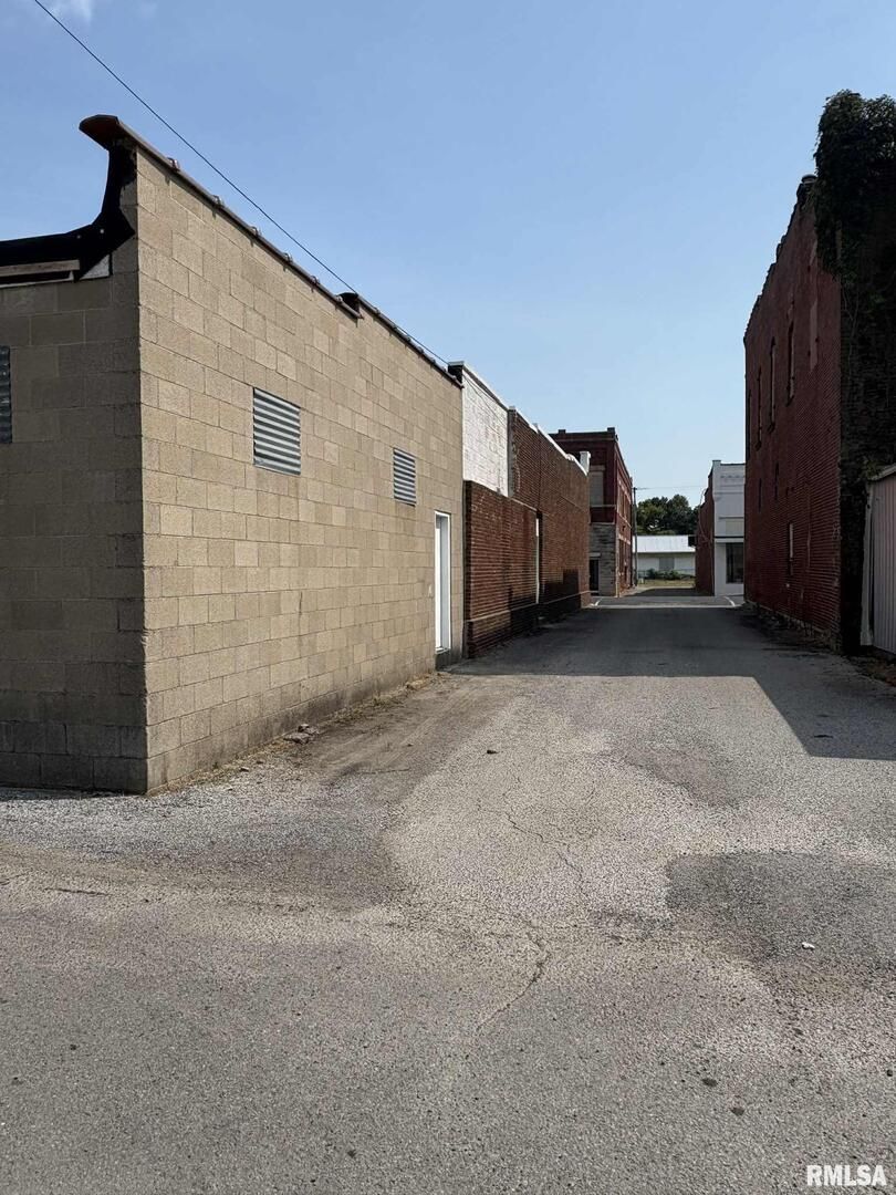 110 W MARKET Street, Christopher, IL 62822