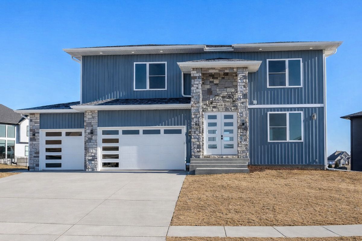 6589 Blackbird Lane, Bettendorf, IA 52722