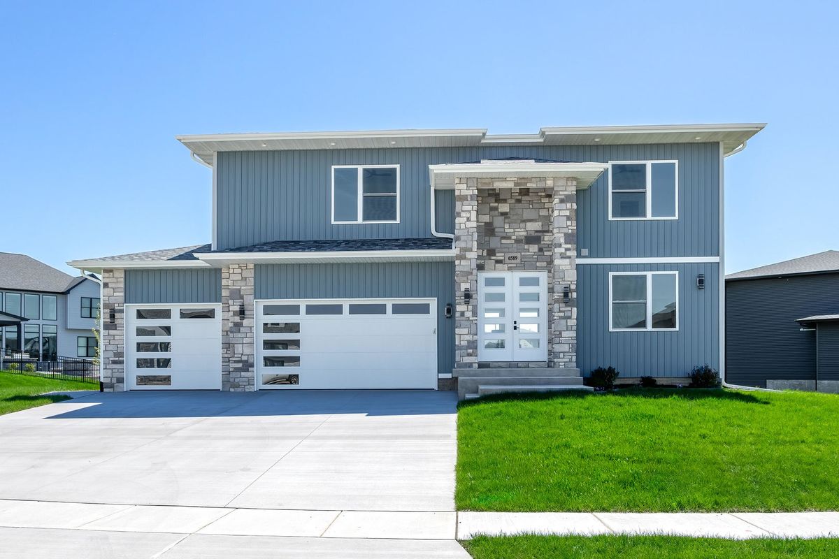6589 Blackbird Lane, Bettendorf, IA 52722