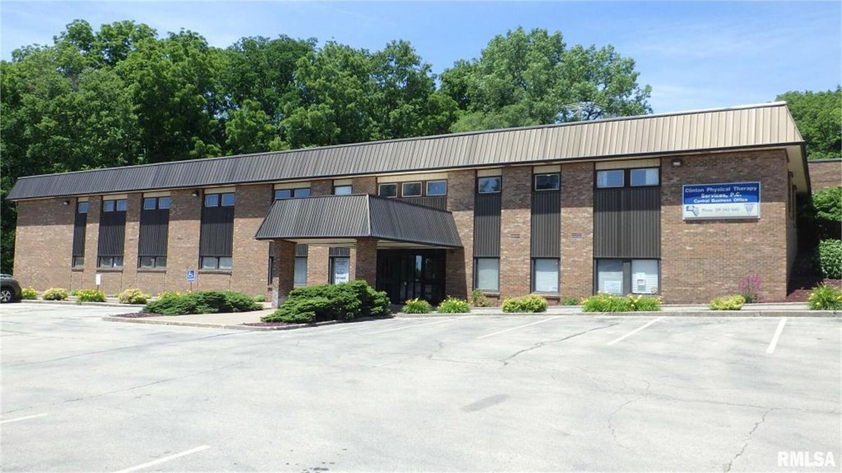 240 BLUFF Boulevard, Clinton, IA 52732